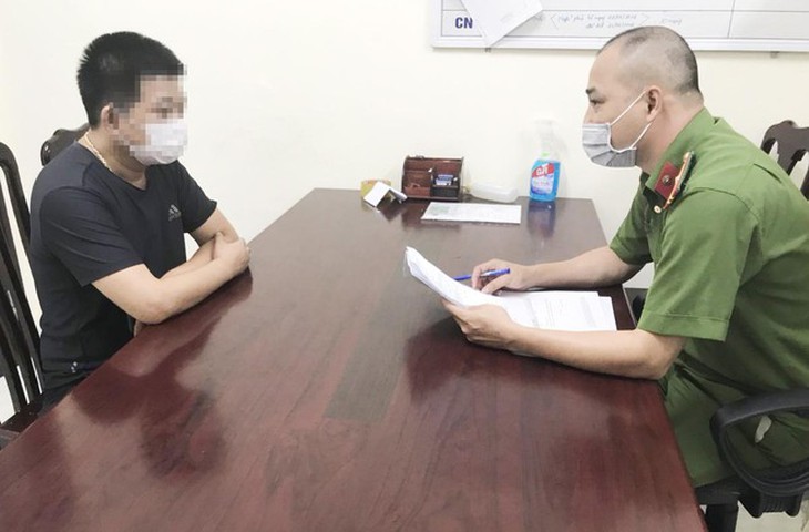 Phạt 35 triệu đồng tài xế xe cứu thương chở người thông chốt vào Hà Nội - Ảnh 1. Phạt 35 triệu đồng tài xế xe cứu thương chở người thông chốt vào Hà Nội - Ảnh 1.