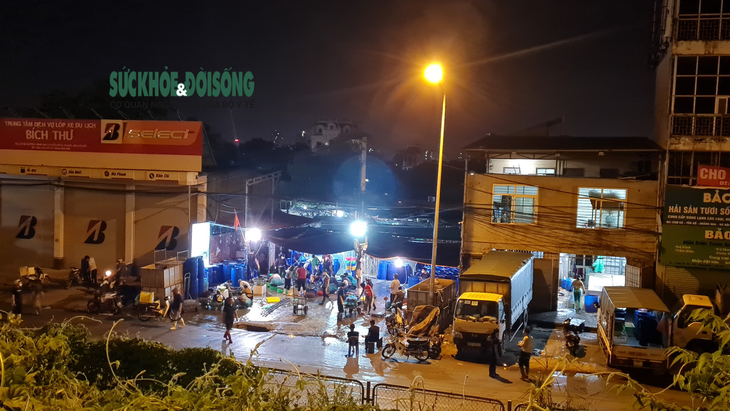 NÓNG: Giữa cao điểm chống dịch, hàng trăm người tụ tập bên ngoài chợ cá lớn nhất Hà Nội - Ảnh 2. NÓNG: Giữa cao điểm chống dịch, hàng trăm người tụ tập bên ngoài chợ cá lớn nhất Hà Nội - Ảnh 2.
