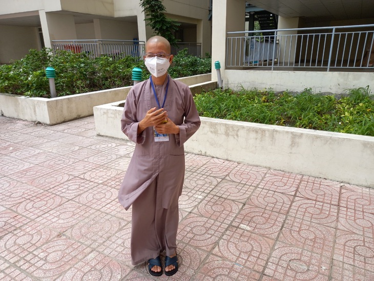 Khi thầy tu khoác áo bảo hộ trong phòng cấp cứu - Ảnh 4.