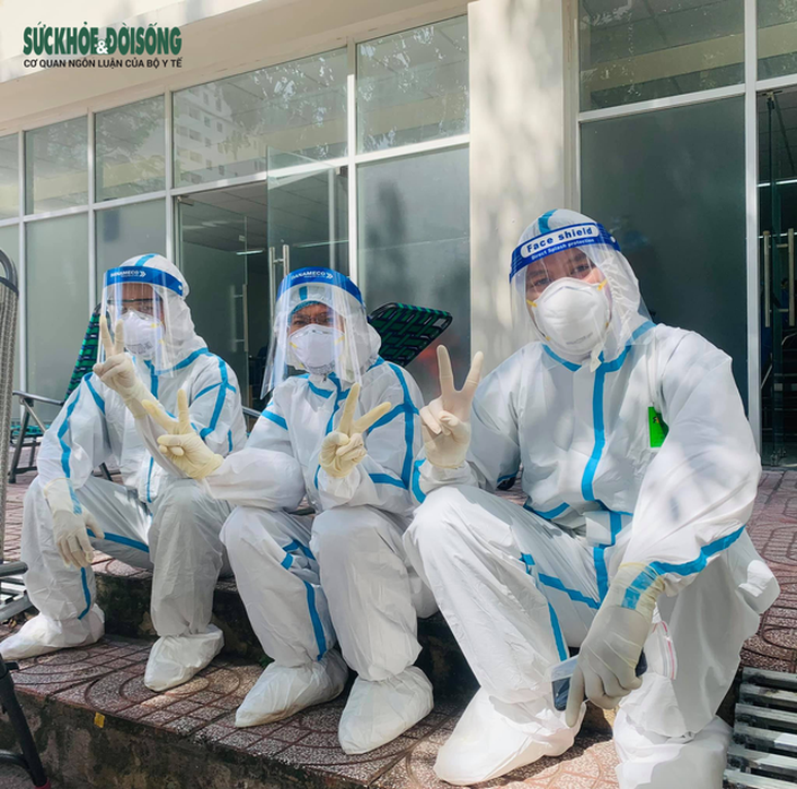 Khi thầy tu khoác áo bảo hộ trong phòng cấp cứu - Ảnh 2.