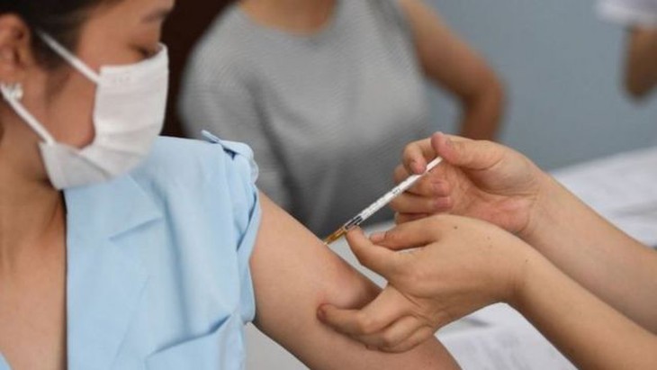 Gần 30% người từ 18 tuổi trở lên ở nước ta đã tiêm vaccine COVID-19 - Ảnh 1. Gần 30% người từ 18 tuổi trở lên ở nước ta đã tiêm vaccine COVID-19 - Ảnh 1.