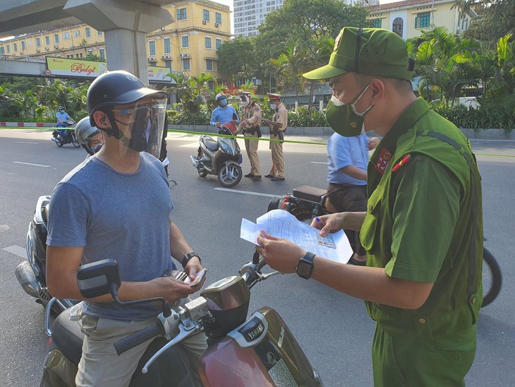 Hà Nội tăng cường thêm 6 tổ kiểm soát lưu động, lượng người vi phạm phòng, chống dịch giảm mạnh - Ảnh 2.