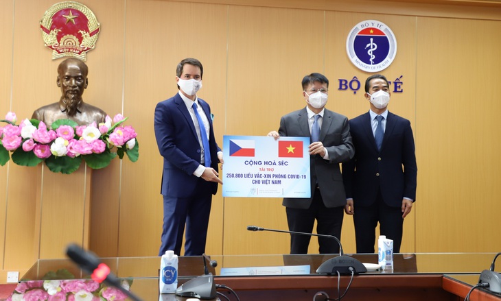 Việt Nam tiếp nhận hơn 250 nghìn liều vaccine phòng COVID-19 của Chính phủ Cộng hoà Séc tài trợ - Ảnh 1. Việt Nam tiếp nhận hơn 250 nghìn liều vaccine phòng COVID-19 của Chính phủ Cộng hoà Séc tài trợ - Ảnh 1.