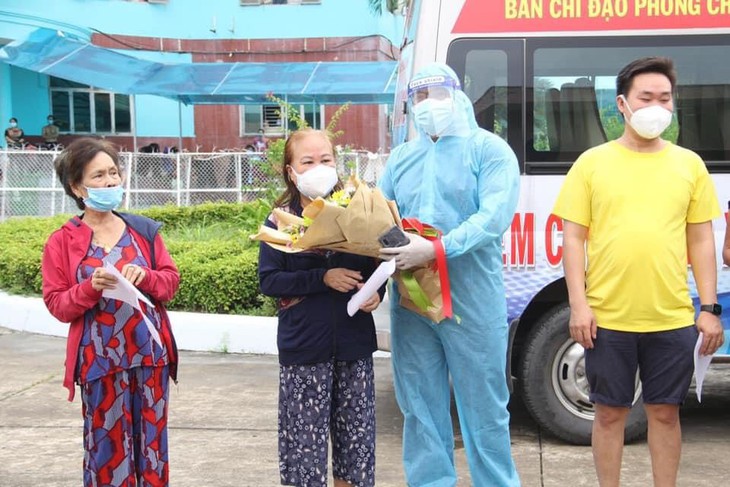 8 bệnh nhân đặc biệt nặng của Bệnh viện dã chiến Bình Chánh số 1 đã khỏi bệnh và xuất viện  - Ảnh 3.