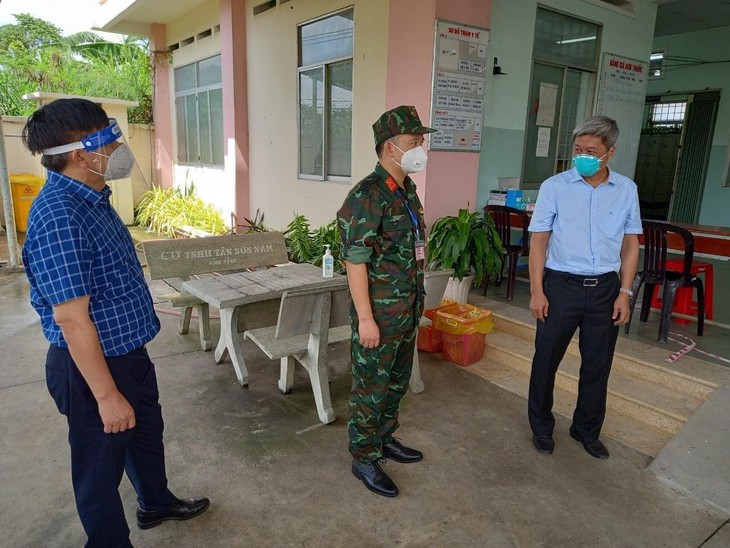 Thứ trưởng Nguyễn Trường Sơn: “Sâu sát, tận tâm trong chăm sóc người mắc COVID-19 từ xã, phường” - Ảnh 2. Thứ trưởng Nguyễn Trường Sơn: “Sâu sát, tận tâm trong chăm sóc người mắc COVID-19 từ xã, phường” - Ảnh 2.