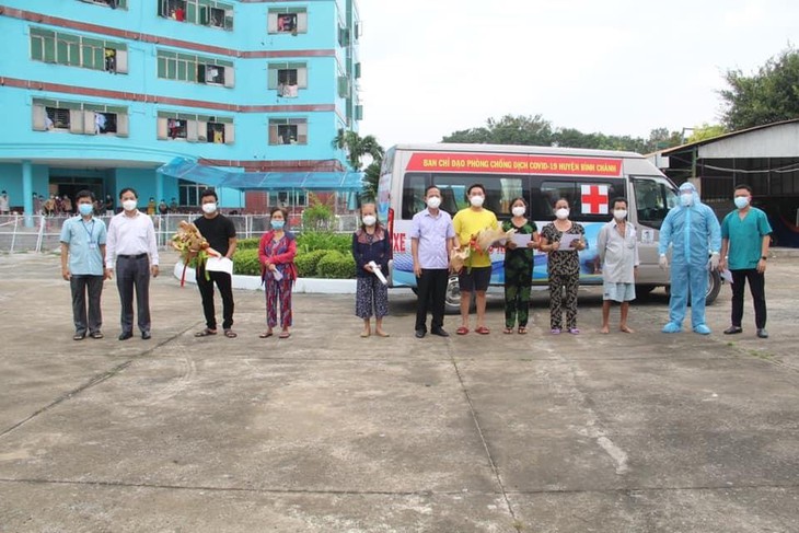 8 bệnh nhân đặc biệt nặng của Bệnh viện dã chiến Bình Chánh số 1 đã khỏi bệnh và xuất viện  - Ảnh 1.