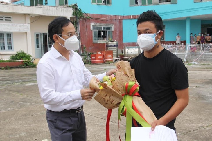 8 bệnh nhân đặc biệt nặng của Bệnh viện dã chiến Bình Chánh số 1 đã khỏi bệnh và xuất viện  - Ảnh 2.