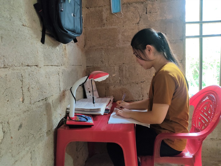 Nữ sinh nghèo có nguy cơ bỏ dở ước mơ vào giảng đường - Ảnh 3.