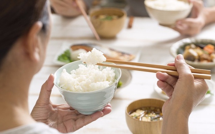 Người cao tuổi bị đái tháo đường nên ăn gì và hạn chế ăn gì?