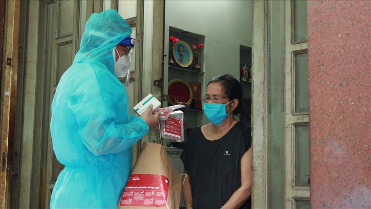 Nhanh chóng cấp phát túi thuốc cho F0 điều trị tại nhà - Ảnh 2.