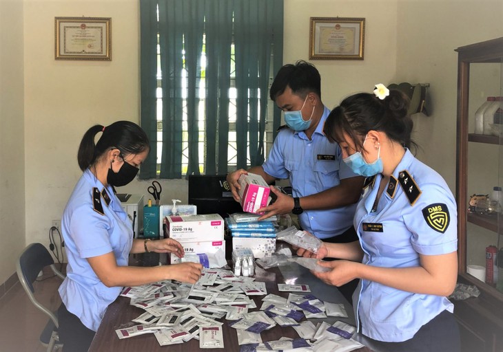 Lực lượng quản lý thị trường kiểm tra số kit test nhanh COVID-19 bị thu giữ