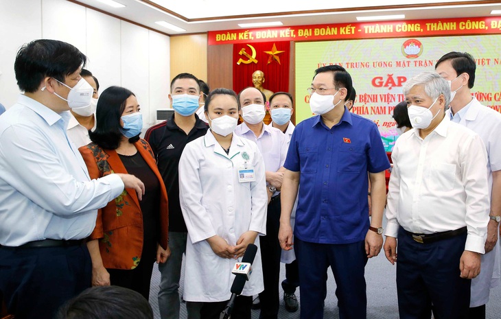 Chủ tịch Quốc hội Vương Đình Huệ cảm ơn những hy sinh của chiến sỹ trên mặt trận chống dịch
- Ảnh 1. Chủ tịch Quốc hội Vương Đình Huệ cảm ơn những hy sinh của chiến sỹ trên mặt trận chống dịch
- Ảnh 1.