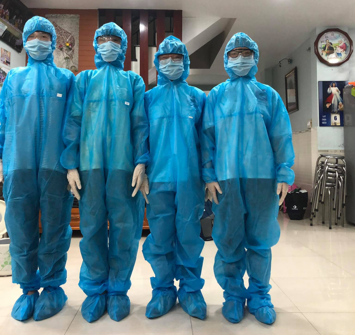 Được xuất viện, người phụ nữ xin ở lại làm tình nguyện viên chăm sóc các cụ già mắc COVID-19 nặng - Ảnh 1. Được xuất viện, người phụ nữ xin ở lại làm tình nguyện viên chăm sóc các cụ già mắc COVID-19 nặng - Ảnh 1.