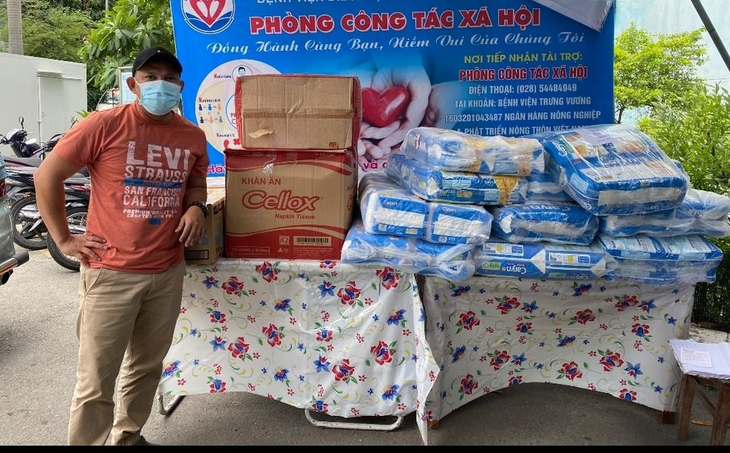 Được xuất viện, người phụ nữ xin ở lại làm tình nguyện viên chăm sóc các cụ già mắc COVID-19 nặng - Ảnh 5. Được xuất viện, người phụ nữ xin ở lại làm tình nguyện viên chăm sóc các cụ già mắc COVID-19 nặng - Ảnh 5.