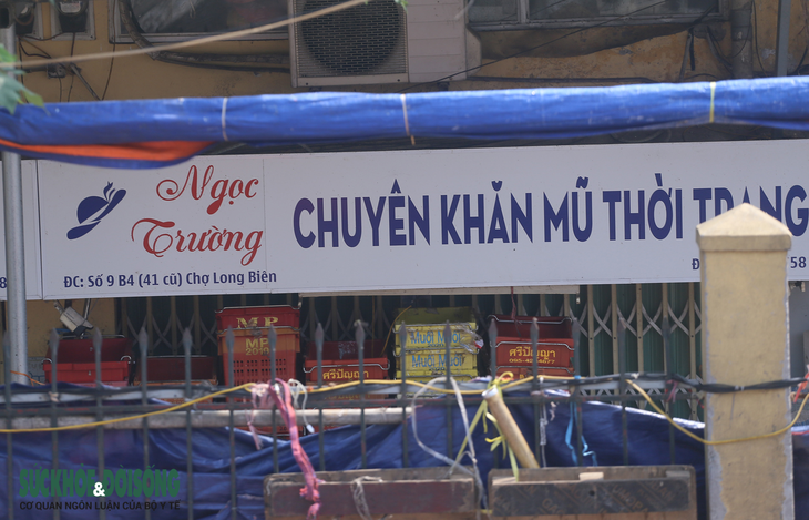 Ảnh: Chợ Long Biên vắng lặng sau khi phong tỏa do phát hiện ca mắc COVID-19 - Ảnh 9.