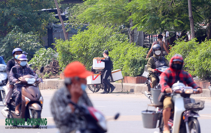 Ảnh: Chợ Long Biên vắng lặng sau khi phong tỏa do phát hiện ca mắc COVID-19 - Ảnh 14.