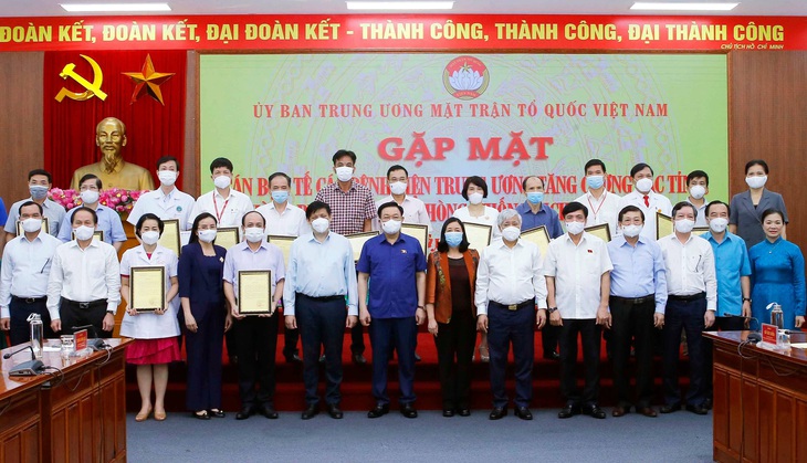 Chủ tịch Quốc hội Vương Đình Huệ cảm ơn những hy sinh của chiến sỹ trên mặt trận chống dịch
- Ảnh 2. Chủ tịch Quốc hội Vương Đình Huệ cảm ơn những hy sinh của chiến sỹ trên mặt trận chống dịch
- Ảnh 2.