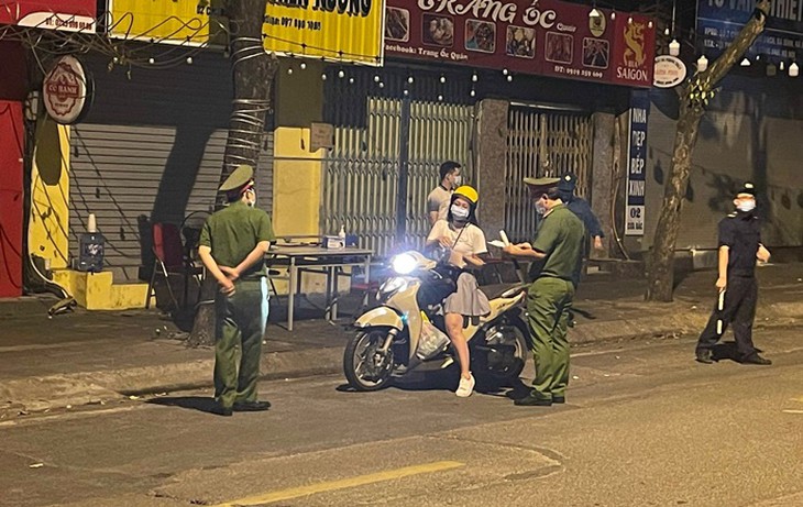 Hà Nội xử phạt 14,3 tỷ đồng trong 12 ngày giãn cách xã hội - Ảnh 1.