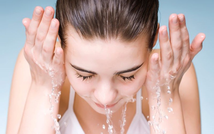 Cách chăm sóc da bị mụn trong mùa hè nhễ nhại