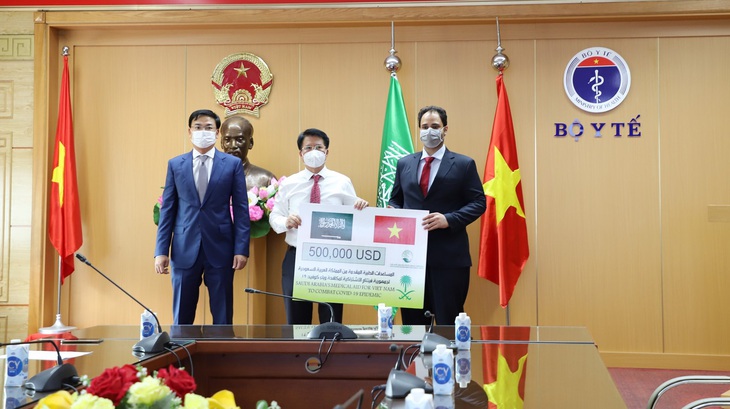 Bộ Y tế tiếp nhận gói hỗ trợ phòng chống dịch COVID-19 từ Vương quốc Ả Rập Xê Út - Ảnh 1. Thứ trưởng Bộ Y tế Trương Quốc Cường và Thứ trưởng Bộ Ngoại giao Phạm Quang Hiệu tiếp nhận gói viện trợ y tế trị giá 500.000 USD từ Đại biện lâm thời Đại sứ quán Ả Rập Xê Út tại Việt Nam. (Ảnh: Nguyễn Nhiên- VP Bộ Y tế)