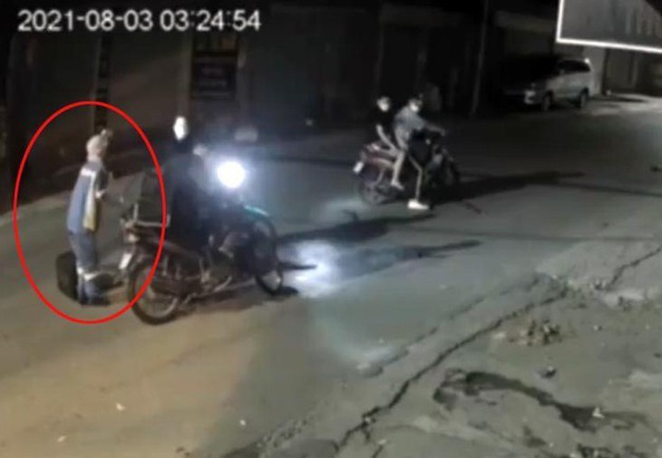 Chân dung 2 thanh niên trẻ cướp xe máy của nữ lao công trong đêm - Ảnh 2. Chân dung 2 thanh niên trẻ cướp xe máy của nữ lao công trong đêm - Ảnh 2.