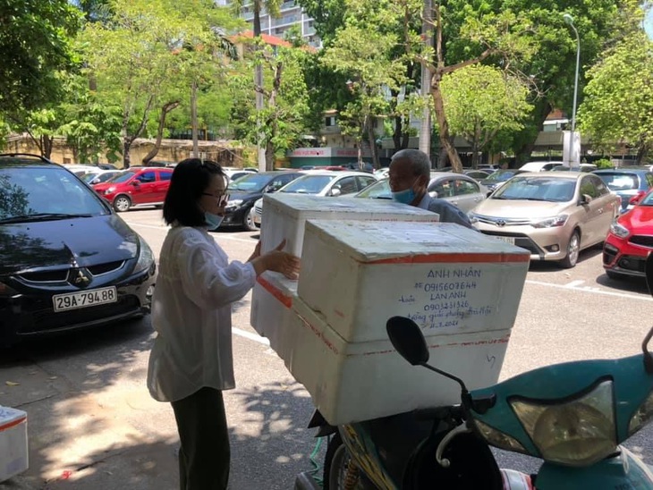 “Gánh hàng rong” và hành trình thiện nguyện của phóng viên y tế - Ảnh 2. “Gánh hàng rong” và hành trình thiện nguyện của phóng viên y tế - Ảnh 2.