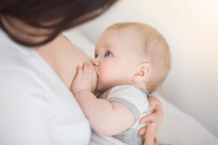 Phụ nữ cho con bú có nên tiêm vaccine phòng COVID-19? - Ảnh 1.