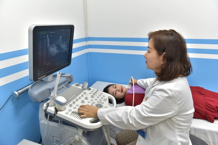Có điều trị ung thư tuyến giáp tiến triển bằng thuốc nhắm trúng đích không? - Ảnh 2. Có điều trị ung thư tuyến giáp tiến triển bằng thuốc nhắm trúng đích không? - Ảnh 2.