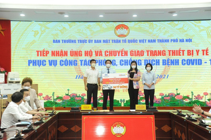 Hà Nội tiếp nhận trang thiết bị y tế để phòng, chống dịch COVID-19 trị giá 100 tỷ đồng - Ảnh 1.