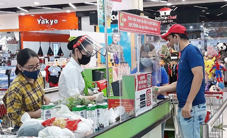 COVID-19 "ghé thăm", nhiều cơ sở kinh doanh Hà Nội tăng cường phòng bị - Ảnh 3. COVID-19 "ghé thăm", nhiều cơ sở kinh doanh Hà Nội tăng cường phòng bị - Ảnh 3.