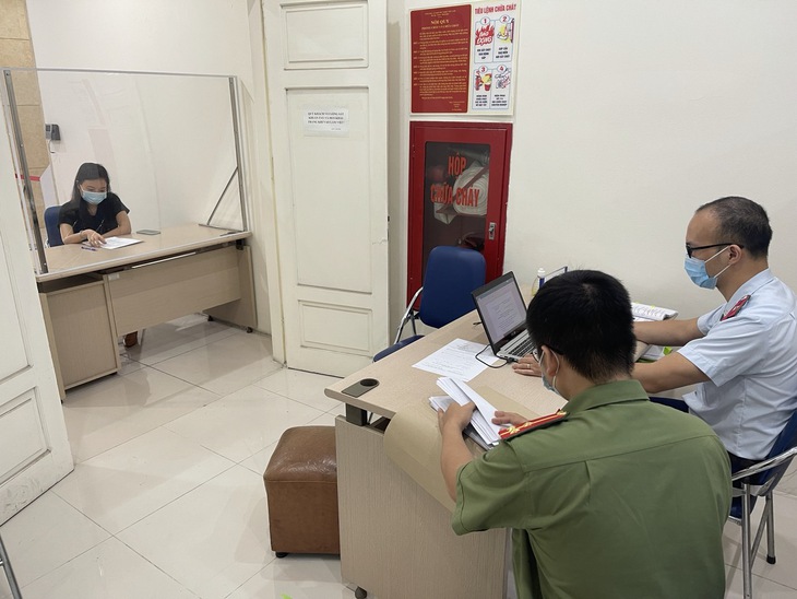 Người phụ nữ tung tin "Hà Nội lập 3.000 chốt kiểm soát" lên facebook bị phạt 12,5 triệu đồng   - Ảnh 1.
