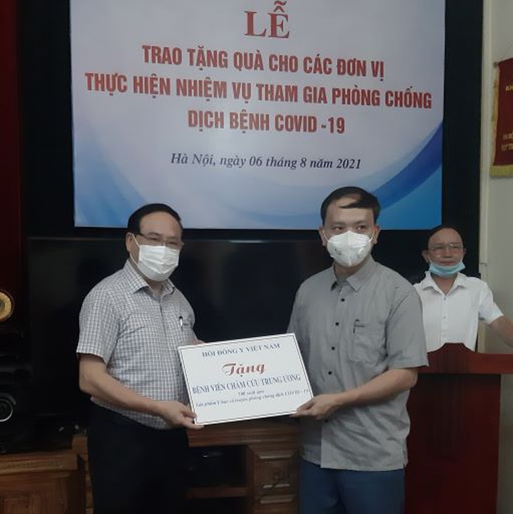 Ngành Đông y góp sức đẩy lùi dịch bệnh COVID-19 - Ảnh 3. Ngành Đông y góp sức đẩy lùi dịch bệnh COVID-19 - Ảnh 3.
