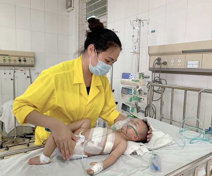 "Chạy đua tử thần" cứu bé gái có trái tim lệch phải - Ảnh 1.