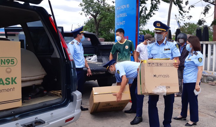 Lực lượng chức năng tiến hành thu giữ số kit test COVID-19 Lực lượng chức năng tiến hành thu giữ số kit test COVID-19