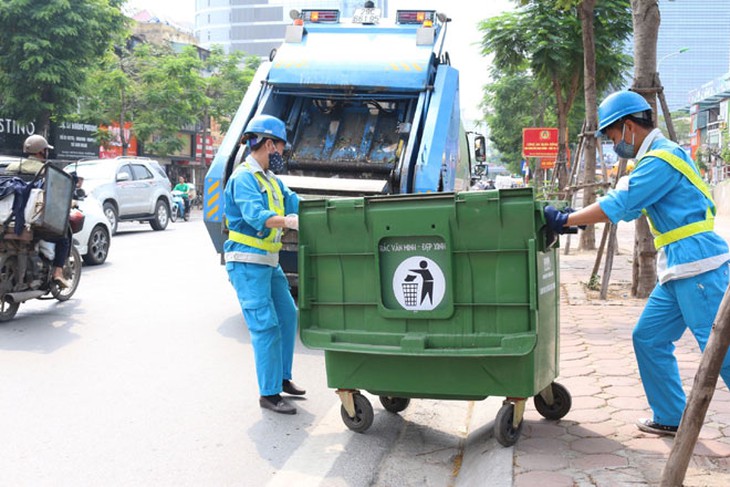 Rác thải “không nghỉ”, Hà Nội vẫn sạch cả khi giãn cách - Ảnh 2.