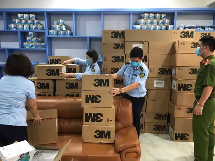 Số khẩu trang có dấu hiệu giả mạo thương hiệu 3M bị phát hiện. Ảnh: QLTT.