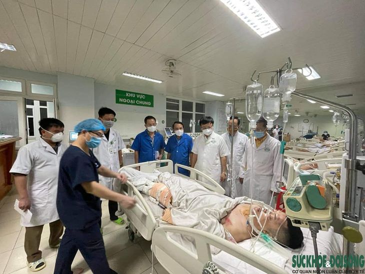 3 thầy thuốc ở Nghệ An bị tai nạn trên đường đi tập huấn tiêm vaccine đã qua cơn nguy kịch - Ảnh 1. 3 thầy thuốc ở Nghệ An bị tai nạn trên đường đi tập huấn tiêm vaccine đã qua cơn nguy kịch - Ảnh 1.
