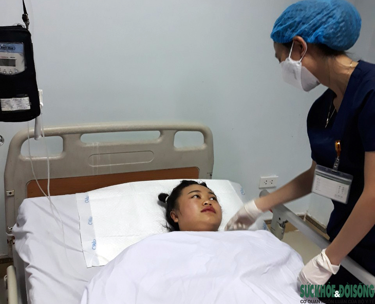 3 thầy thuốc ở Nghệ An bị tai nạn trên đường đi tập huấn tiêm vaccine đã qua cơn nguy kịch - Ảnh 3. 3 thầy thuốc ở Nghệ An bị tai nạn trên đường đi tập huấn tiêm vaccine đã qua cơn nguy kịch - Ảnh 3.