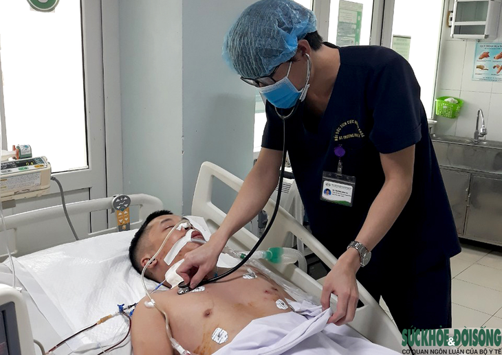 3 thầy thuốc ở Nghệ An bị tai nạn trên đường đi tập huấn tiêm vaccine đã qua cơn nguy kịch - Ảnh 4. 3 thầy thuốc ở Nghệ An bị tai nạn trên đường đi tập huấn tiêm vaccine đã qua cơn nguy kịch - Ảnh 4.
