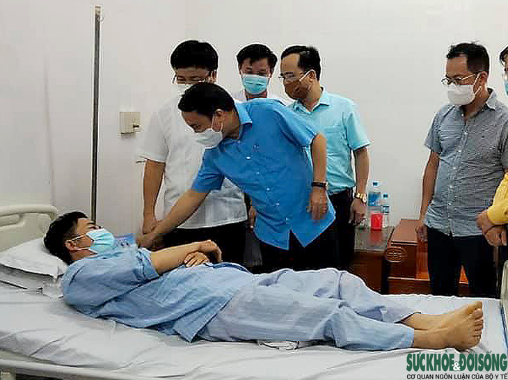 3 thầy thuốc ở Nghệ An bị tai nạn trên đường đi tập huấn tiêm vaccine đã qua cơn nguy kịch - Ảnh 5. 3 thầy thuốc ở Nghệ An bị tai nạn trên đường đi tập huấn tiêm vaccine đã qua cơn nguy kịch - Ảnh 5.