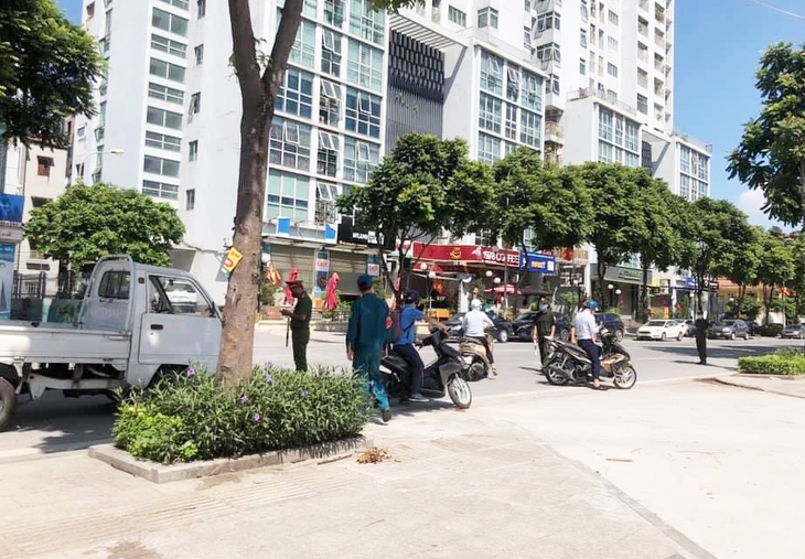 Giãi nắng, “dầm hiểm nguy” phòng dịch COVID-19 - Ảnh 2. Giãi nắng, “dầm hiểm nguy” phòng dịch COVID-19 - Ảnh 2.