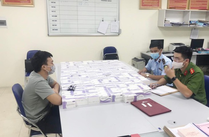 Cơ quan công an làm việc với anh Đoàn Xuân Thủy về số kit test nhanh COVID-19 vừa bị phát hiện