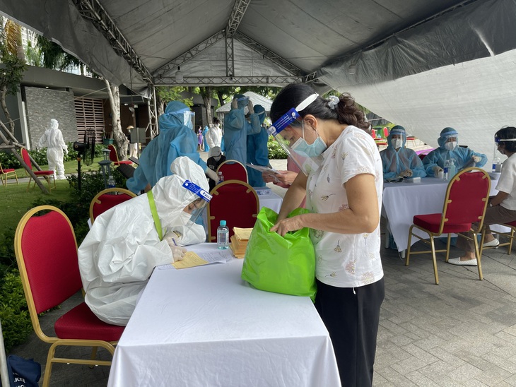 Người dân phấn khởi đi tiêm vaccine ở Công viên đẹp và sang chảnh nhất Sài Gòn - Ảnh 12. Người dân phấn khởi đi tiêm vaccine ở Công viên đẹp và sang chảnh nhất Sài Gòn - Ảnh 12.