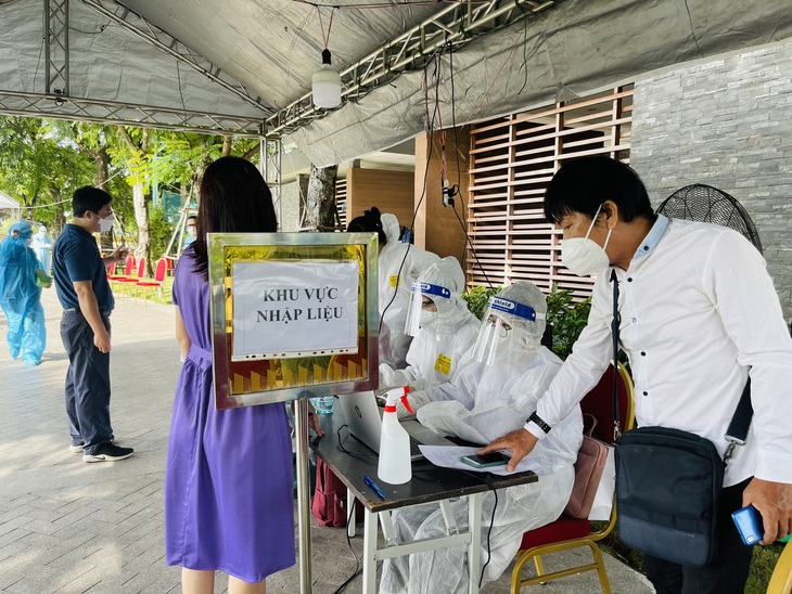 Người dân phấn khởi đi tiêm vaccine ở Công viên đẹp và sang chảnh nhất Sài Gòn - Ảnh 11. Người dân phấn khởi đi tiêm vaccine ở Công viên đẹp và sang chảnh nhất Sài Gòn - Ảnh 11.