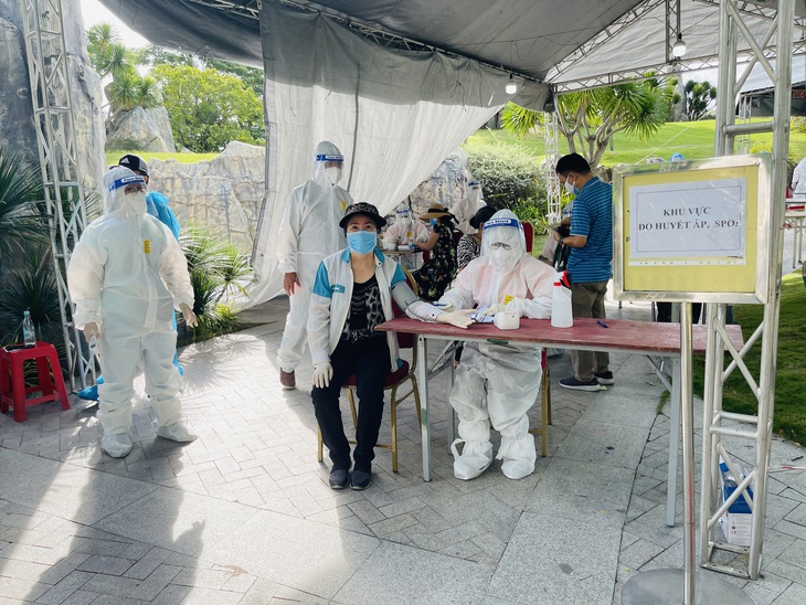 Người dân phấn khởi đi tiêm vaccine ở Công viên đẹp và sang chảnh nhất Sài Gòn - Ảnh 5. Người dân phấn khởi đi tiêm vaccine ở Công viên đẹp và sang chảnh nhất Sài Gòn - Ảnh 5.