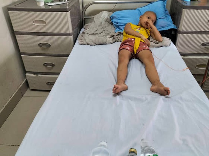 Xót thương bé gái 5 tuổi đau đớn vì bệnh ung thư - Ảnh 3.