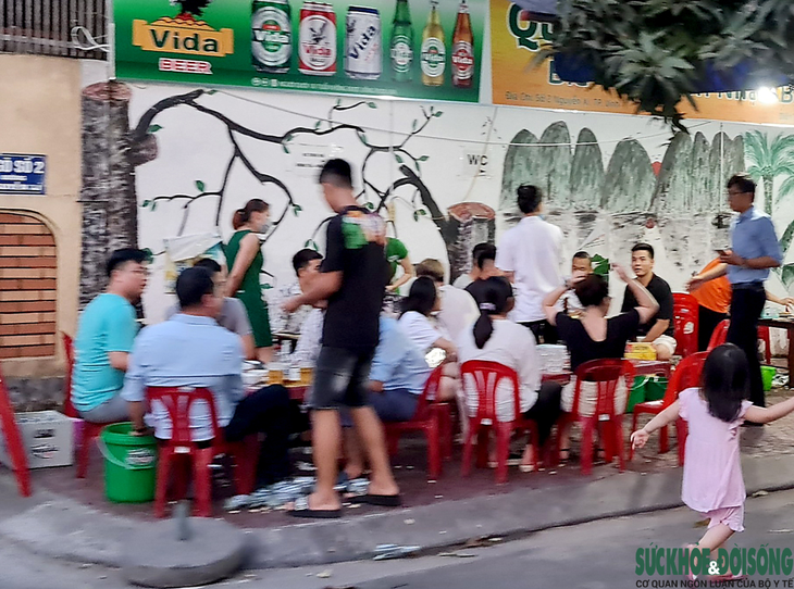 TP Vinh, Nghệ An tạm dừng dịch vụ ăn/uống trên vỉa hè, thể dục thể thao tập trung đông người - Ảnh 1.