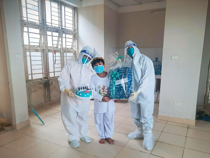Thư Sài Gòn (số 12): Siêu nhân 9 tuổi F0 tại bệnh viện dã chiến - Ảnh 1. Thư Sài Gòn (số 12): Siêu nhân 9 tuổi F0 tại bệnh viện dã chiến - Ảnh 1.