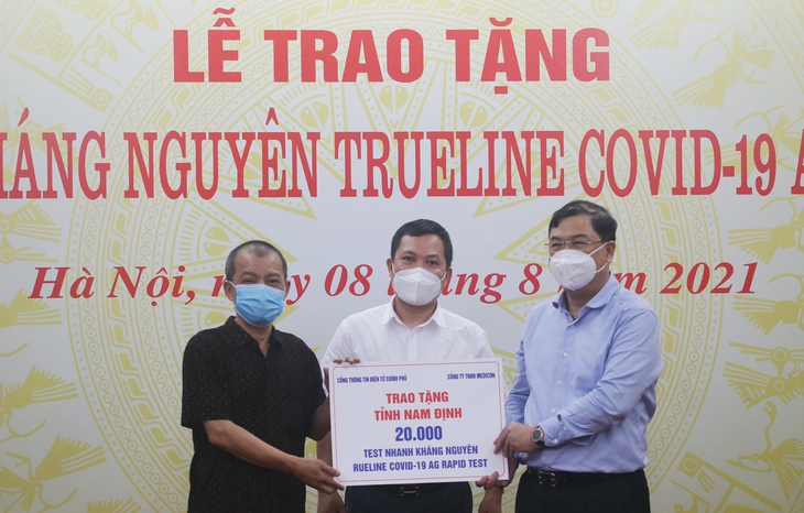 Trao tặng 100.000 kit test nhanh kháng nguyên SARS-CoV-2 cho 4 tỉnh, thành phố   - Ảnh 2.