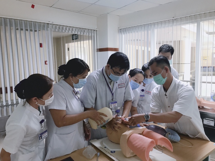 Tiếp tục chi viện cho Trung tâm Hồi sức COVID-19 TƯ Huế tại TP. Hồ Chí Minh - Ảnh 2. Tiếp tục chi viện cho Trung tâm Hồi sức COVID-19 TƯ Huế tại TP. Hồ Chí Minh - Ảnh 2.